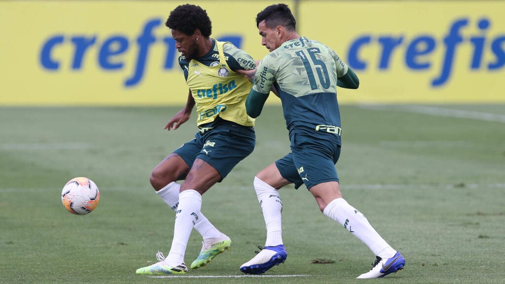 Os jogadores Luiz Adriano e Gustavo Gómez (D), da SE Palmeiras, durante treinamento, na Academia de Futebol. (Foto: Cesar Greco)
