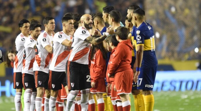 Boca Juniors e River Plate se cumprimentam antes da partida