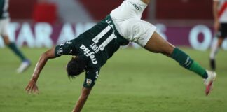 O jogador Rony, da SE Palmeiras, comemora seu gol contra a equipe do CA River Plate, durante partida válida pelas semi finais (ida), da Copa Libertadores, no estádio Libertadores da América. (Foto: Cesar Greco)