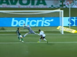 Rony, do Palmeiras, perde gol na frente do goleiro.