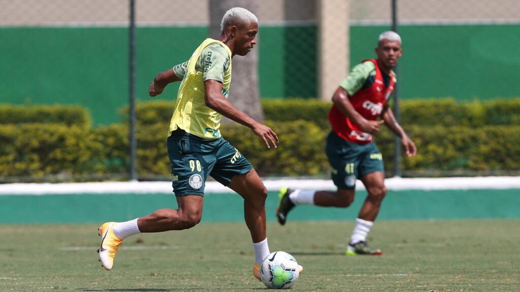 O jogador Danilo, da SE Palmeiras, durante treinamento, na Academia de Futebol. (Foto: Cesar Greco)