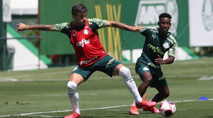 Os jogadores Victor Luis e Angulo (D), da SE Palmeiras, durante treinamento, na Academia de Futebol. (Foto: Cesar Greco)