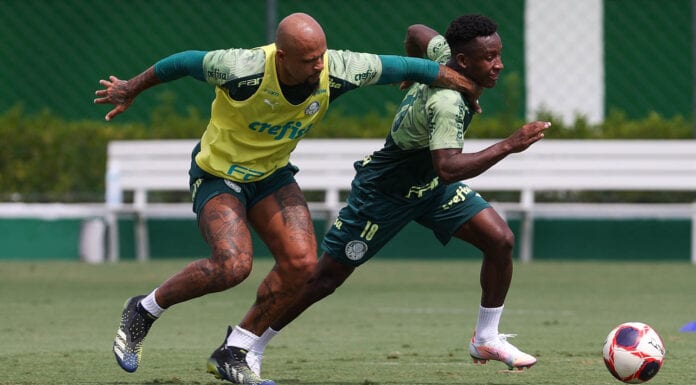 Os jogadores Felipe Melo e Angulo (D), da SE Palmeiras, durante treinamento, na Academia de Futebol. (Foto: Cesar Greco)