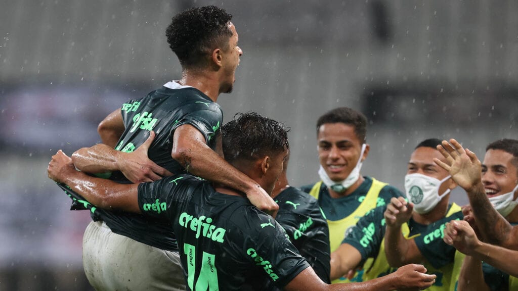 O jogador Gabriel Silva, da SE Palmeiras, comemora seu gol contra a equipe do SC Corinthians P, durante partida válida pela segunda rodada, do Campeonato Paulista, Série A1, na Neo Química Arena. (Foto: Cesar Greco)