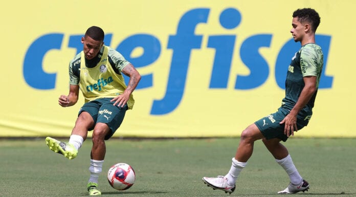 Os jogadores Garcia e Gabriel Silva (D), da SE Palmeiras, durante treinamento, na Academia de Futebol. (Foto: Cesar Greco)