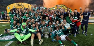 Os jogadores, comissão técnica e diretoria do Palmeiras comemoram o título da Copa do Brasil 2020 após vitória sobre o Grêmio no jogo de volta da final, no Allianz Parque. (Foto: Cesar Greco/Palmeiras)