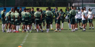 O preparador físico João Martins, da SE Palmeiras, conversa com o elenco durante treinamento, na Academia de Futebol. (Foto: Cesar Greco)