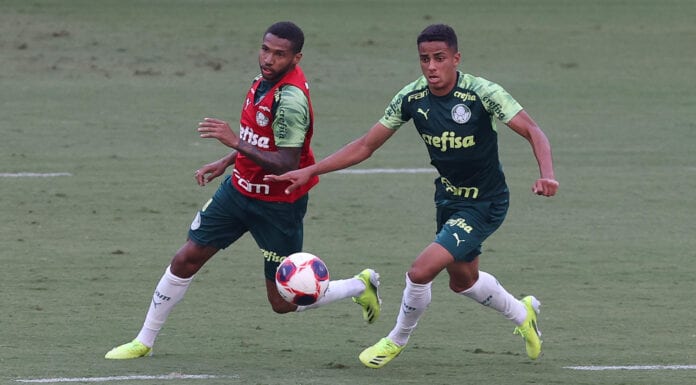 Os jogadores Wesley e Giovani (D), da SE Palmeiras, durante treinamento, na Academia de Futebol. (Foto: Cesar Greco)