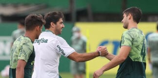 O técnico Abel Ferreira (C) e os jogadores Gustavo Scarpa e Benjamín Kuscevic (E e D), da SE Palmeiras, durante treinamento, na Academia de Futebol. (Foto: Cesar Greco)