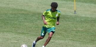 Luiz Adriano treina pelo Palmeiras em Brasília.