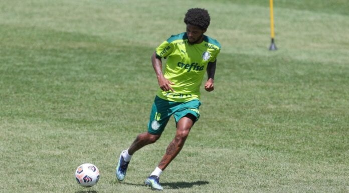 Luiz Adriano treina pelo Palmeiras em Brasília.