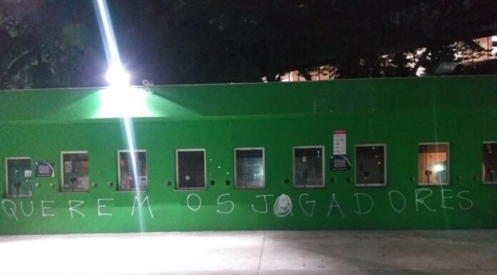 Muros do Palmeiras amanhecem pichados.
