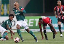 Felipe Melo disputa bola em clássico contra o São Paulo