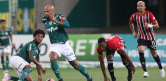 Felipe Melo disputa bola em clássico contra o São Paulo