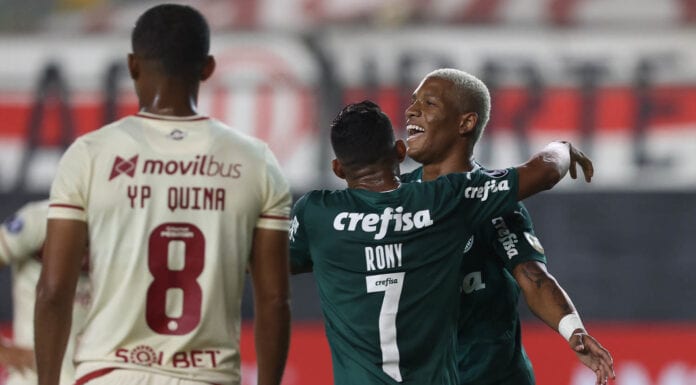 O jogador Danilo, da SE Palmeiras, comemora seu gol contra a equipe do C Universitario D, durante partida válida pela fase de grupos, da Copa Libertadores, no Estádio Monumental. (Foto: Cesar Greco)