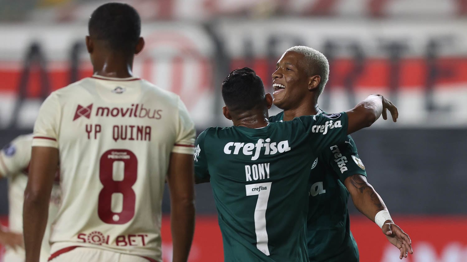Palmeiras goleia Universitario e fica com segunda melhor campanha