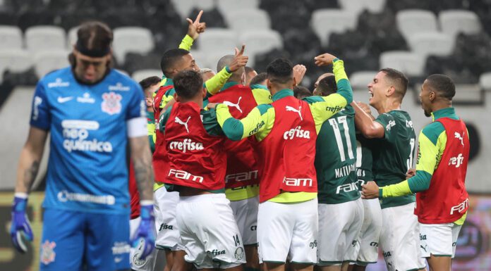 O jogador Luiz Adriano, da SE Palmeiras, comemora seu gol contra a equipe do SC Corinthians P, durante partida válida pela semi final, do Campeonato Paulista, Série A1, na Neo Química Arena. (Foto: Cesar Greco)