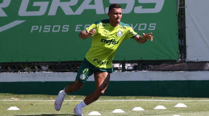 O jogador Gabriel Veron, da SE Palmeiras, durante treinamento, na Academia de Futebol. (Foto: Cesar Greco)