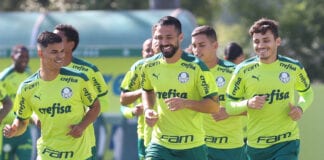 Os jogadores Danilo Barbosa, Luan e Raphael Veiga (E/D), da SE Palmeiras, durante treinamento, na Academia de Futebol. (Foto: Cesar Greco)
