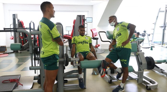 Os jogadores Rafael Elias, Wesley e Danilo (E/D), da SE Palmeiras, durante treinamento, na Academia de Futebol. (Foto: Cesar Greco)