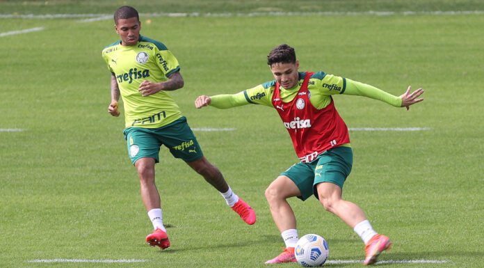 Os jogadores Lucas Esteves e Raphael Veiga (D), da SE Palmeiras, durante treinamento, na Academia de Futebol. (Foto: Cesar Greco)