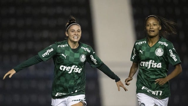 Bruna Calderan abre o placar para o Palmeiras contra o corinthians no Brasileirão Feminino 2021. (Foto: Thais Magalhães/ CBF)