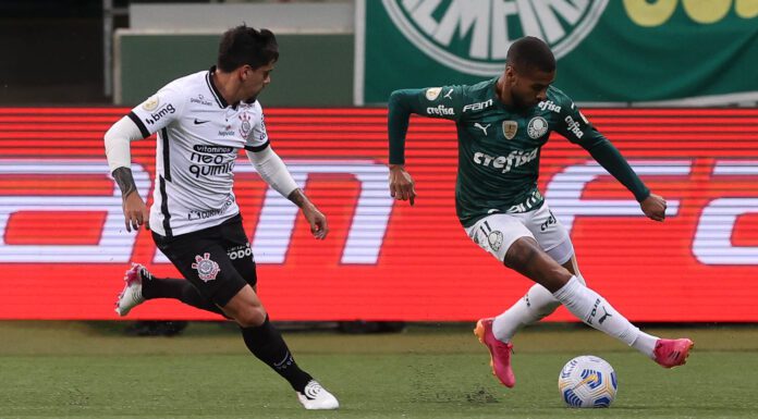 O jogador Wesley, da SE Palmeiras, disputa bola com o jogador Fagner, do SC Corinthians P, durante partida válida pela terceira rodada, do Campeonato Brasileiro, Série A, na arena Allainz Parque.