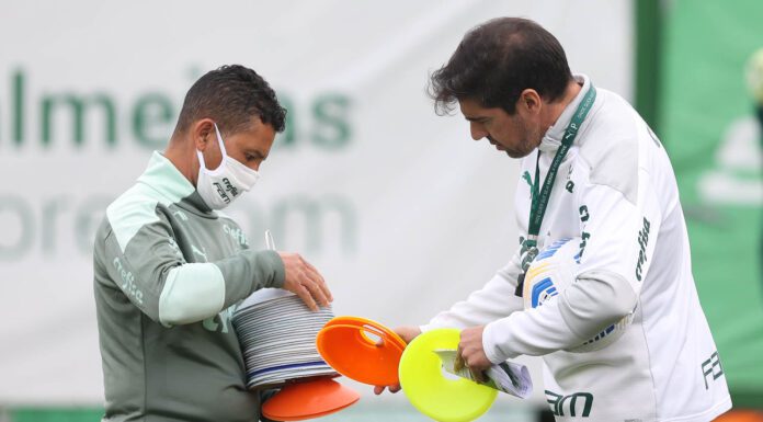 O técnico Abel Ferreira e o roupeiro Benildo (E), da SE Palmeiras, durante treinamento, na Academia de Futebol. (Foto: Cesar Greco)