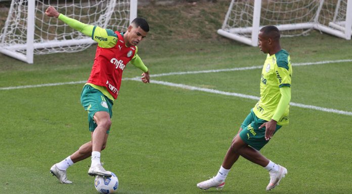 Os jogadores Danilo Barbosa e Kevin (D), da SE Palmeiras, durante treinamento, na Academia de Futebol. (Foto: Cesar Greco)