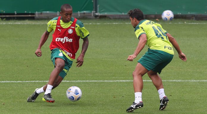 Os jogadores Kevin e Jean (D), da SE Palmeiras, durante treinamento, na Academia de Futebol. (Foto: Cesar Greco)