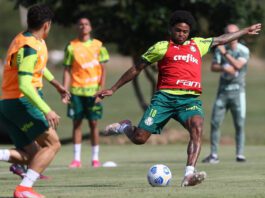 O jogador Luiz Adriano, da SE Palmeiras, durante treinamento, no CT do Libertad, em Assunção. (Foto: Cesar Greco)