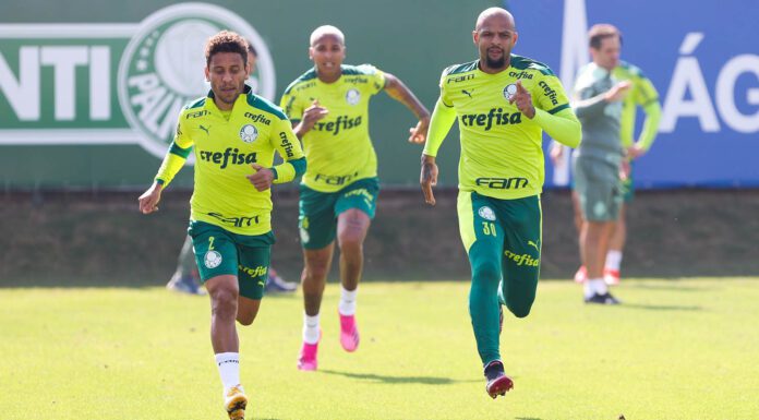 Os jogadores Marcos Rocha e Felipe Melo (D), da SE Palmeiras, durante treinamento, na Academia de Futebol. (Foto: Cesar Greco)