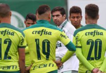O técnico Abel Ferreira, da SE Palmeiras, conversa com o elenco durante treinamento, na Academia de Futebol. (Foto: Cesar Greco)