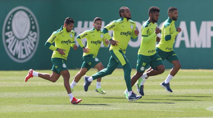 Os jogadores Rony, Alan, Luiz Adriano, Borja e Jorge (E/D), da SE Palmeiras, durante treinamento, na Academia de Futebol. (Foto: Cesar Greco)