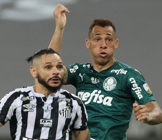 O jogador Breno Lopes, da SE Palmeiras, observa tragetória da bola após cabecear para marcar seu gol contra a equipe do Santos FC, durante partida final, da Copa Libertadores, no Estádio do Maracanã. (Foto: Cesar Greco)