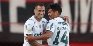 Breno Lopes e Gustavo Scarpa em ação pelo Palmeiras