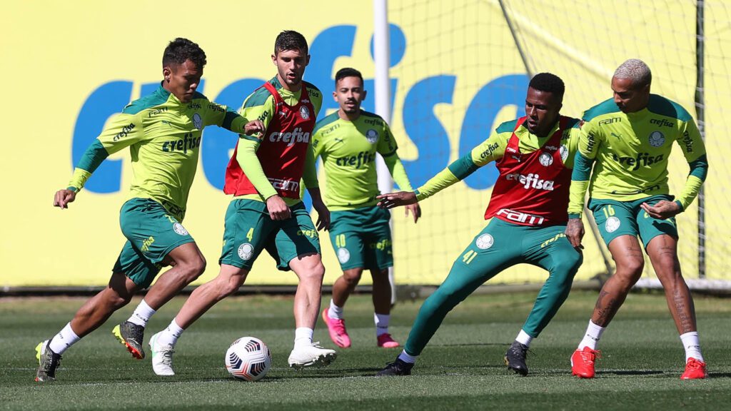 Os jogadores Gabriel Veron, Benjamín Kuscevic, Pedrão e Deyverson (E/D), da SE Palmeiras, durante treinamento, na Academia de Futebol. (Foto: Cesar Greco)