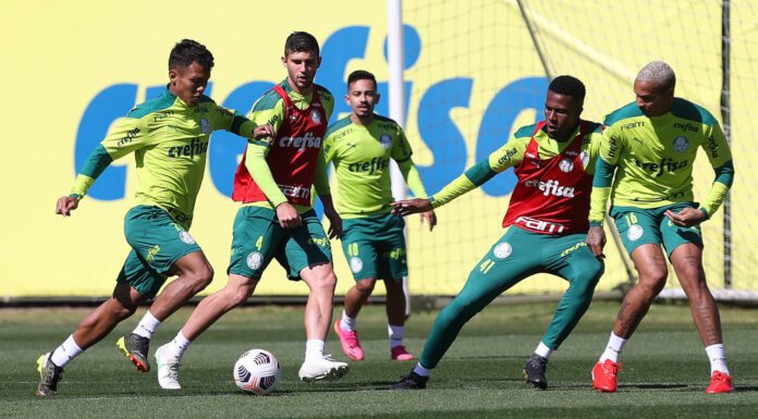 Os jogadores Gabriel Veron, Benjamín Kuscevic, Pedrão e Deyverson (E/D), da SE Palmeiras, durante treinamento, na Academia de Futebol. (Foto: Cesar Greco)
