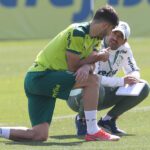 O técnico Abel Ferreira e o jogador Matías Viña (E), da SE Palmeiras, durante treinamento, na Academia de Futebol. (Foto: Cesar Greco)