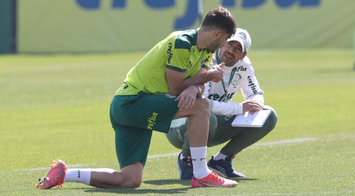 O técnico Abel Ferreira e o jogador Matías Viña (E), da SE Palmeiras, durante treinamento, na Academia de Futebol. (Foto: Cesar Greco)