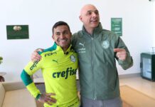 O presidente Mauricio Galiotte e o jogador Dudu (E), da SE Palmeiras, na Academia de Futebol. (Foto: Cesar Greco)
