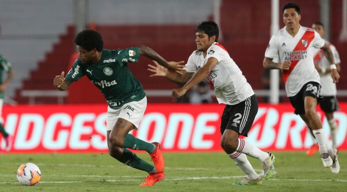 O centroavante Luiz Adriano antes de marcar o segundo gol do Palmeiras contra o River Plate no estádio Libertadores da América (Foto: Cesar Greco)