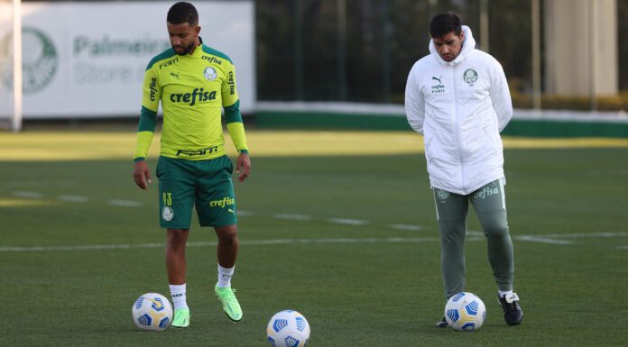 Jorge e o técnico Abel Ferreira durante atividade na Academia de Futebol (Foto: Cesar Greco/Palmeiras)