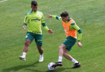 Os jogadores Gabriel Veron e Joaquín Piquerez (D), da SE Palmeiras, durante treinamento, na Academia de Futebol. (Foto: Cesar Greco)