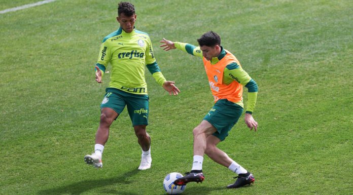 Os jogadores Gabriel Veron e Joaquín Piquerez (D), da SE Palmeiras, durante treinamento, na Academia de Futebol. (Foto: Cesar Greco)