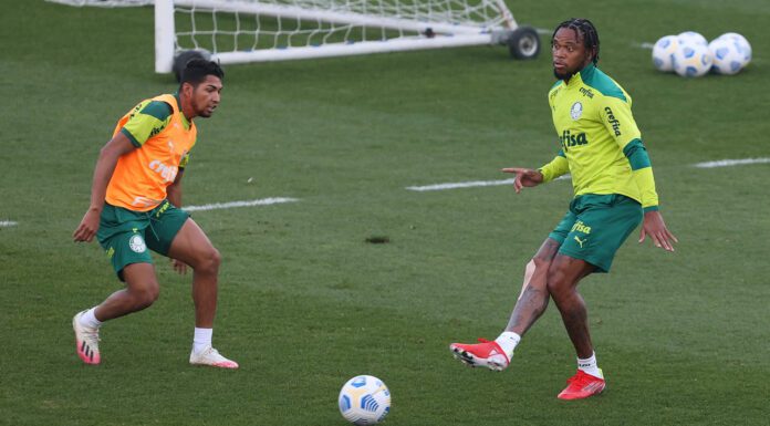 Os jogadores Rony e Luiz Adriano (D), da SE Palmeiras, durante treinamento, na Academia de Futebol. (Foto: Cesar Greco)