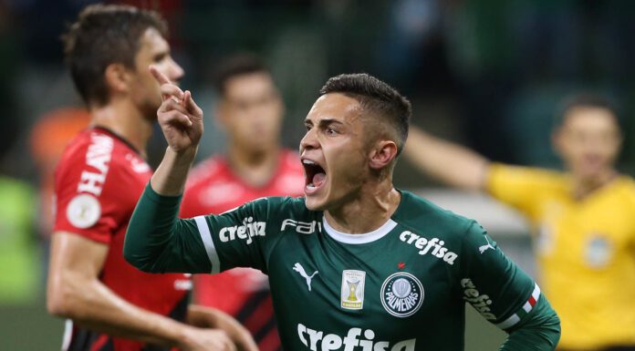 Raphael Veiga comemorando seu gol contra o Athletico-PR no Brasileirão de 2019.