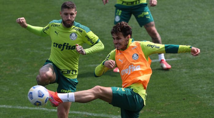 Os jogadores Zé Rafael e Raphael Veiga (D), da SE Palmeiras, durante treinamento, na Academia de Futebol. (Foto: Cesar Greco)