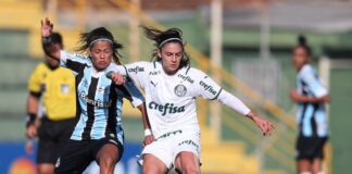 Bruna Calderan disputa a bola na partida entre Grêmio x Palmeiras, pelo Jogo de Ida da Quartas de Final do Brasileirão Feminino A1 2021. (Foto: Luiza Moraes - Staff Images Woman/CBF)