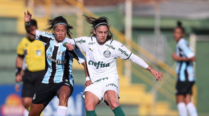 Bruna Calderan disputa a bola na partida entre Grêmio x Palmeiras, pelo Jogo de Ida da Quartas de Final do Brasileirão Feminino A1 2021. (Foto: Luiza Moraes - Staff Images Woman/CBF)